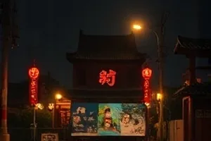 《夏日绝缘体》午后泳池边遮阳棚的青春配图