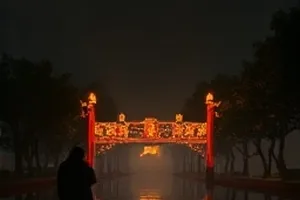 《微光市集》清晨市集摊位与灯串的配图